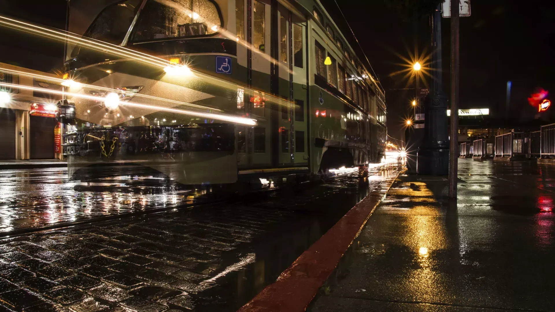 Tranvía de noche bajo la lluvia