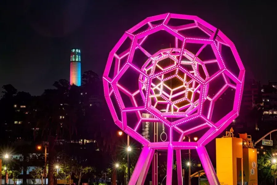 Buckyball glows in the foreground while 屁股塔 shines in the distance.